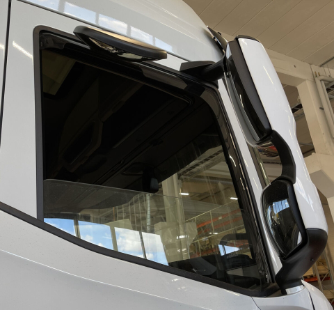 DAF 2022 XD/XF/XG/XG+ Seitenfenster Windabweiser mit Spiegelausschnitt