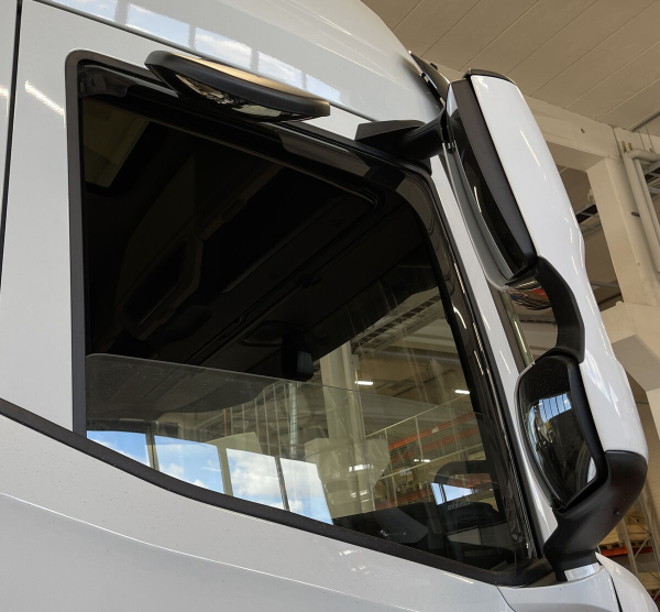 DAF 2022 XD/XF/XG/XG+ Seitenfenster Windabweiser mit Spiegelausschnitt